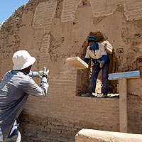 Shar-I-Gholghola, Restaurierungsarbeiten. Foto Bert Praxenthaler